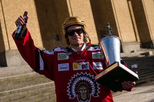 Frölundas Anton Axelsson med pokalen