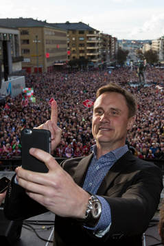 Frölundas tränare Roger Rönnberg tar en selfie