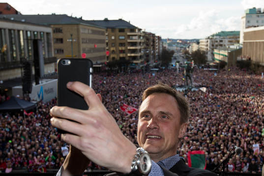 Frölundas tränare Roger Rönnberg tar en selfie