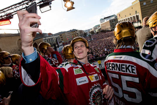 Frölundas målvakt Lars Johansson tar en selfie
