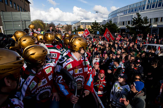Frölunda på guldbussen utanför Scandinavium