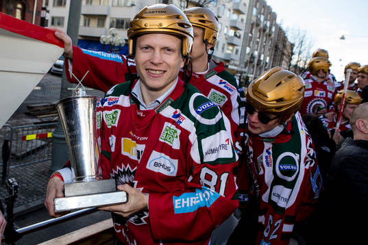 Frölundas Ryan Lasch med pokalen på guldbussen
