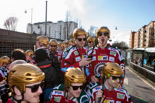 Frölundas Henrik Tömmernes och Oscar Fantenberg stående