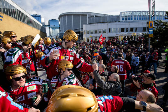 Frölunda på guldbussen utanför Scandinavium