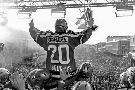 Frölundas Joel Lundqvist jublar med pokalen