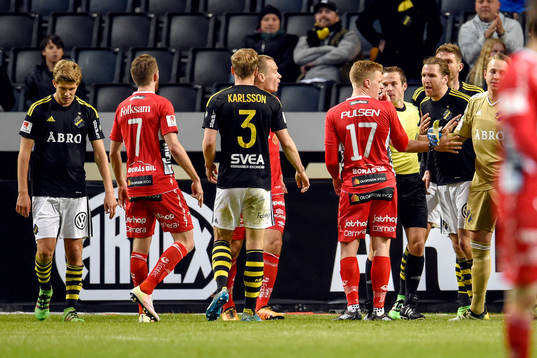 s Nils-Eric Johansson är irriterad på Elfsborgs Per Frick