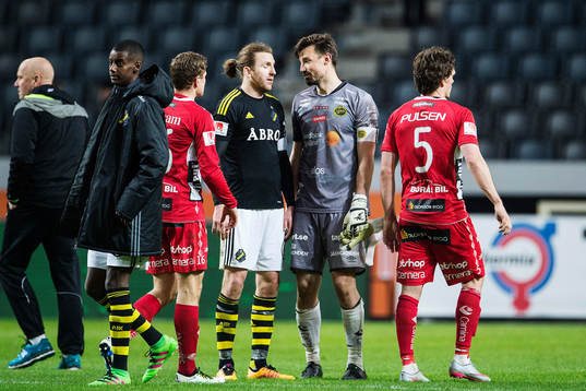 Elfsborgs målvakt Kevin Stuhr Ellegaard är framme och