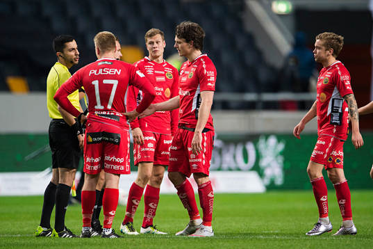 Elfsborgs spelare är framme och pratar med domare