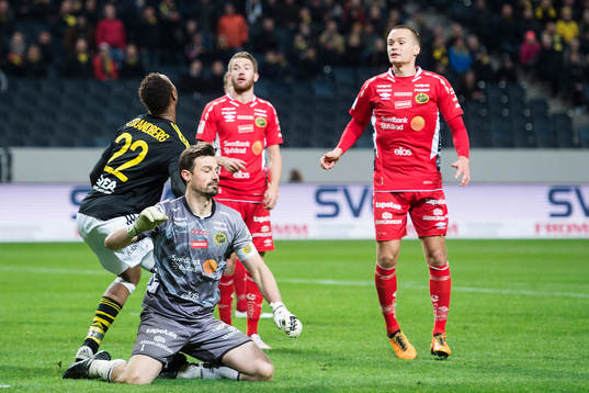 Elfsborgs målvakt Kevin Stuhr Ellegaard faller i