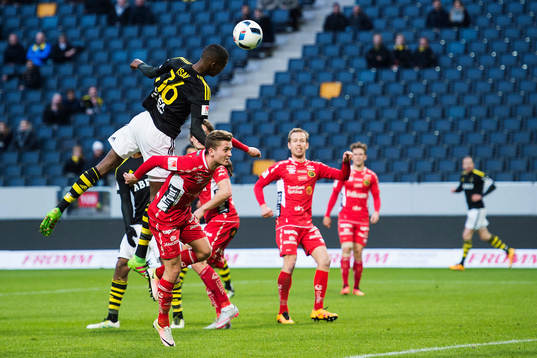 s Alexander Isak nickar ovanför Elfsborgs Adam Lundqvist