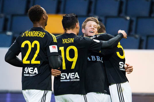 s Anton Jönsson Salétros kramas om av Carlos Strandberg,