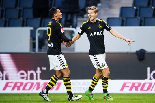 s Anton Jönsson Salétros (th) gör 2-1 och jublar med