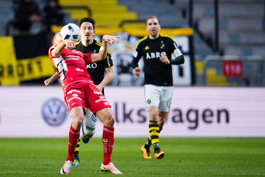 s Stefan Ishizaki ser Elfsborgs Marcus Rohdén ta ner