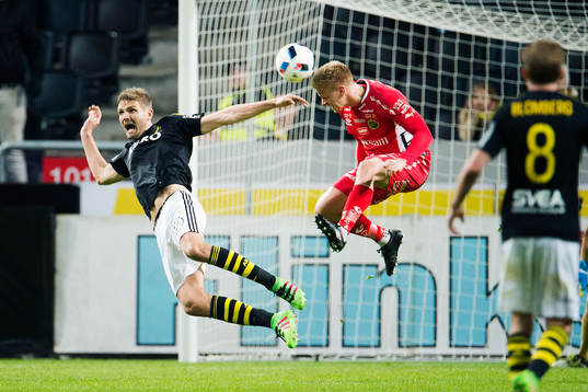 s Jos Hooiveld faller i en duell mot Elfsborgs Per Frick