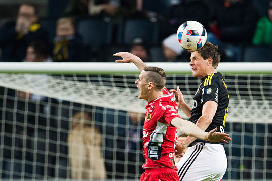 s Sauli Väisänen i en nickduell mot Elfsborgs Jon Jönsson