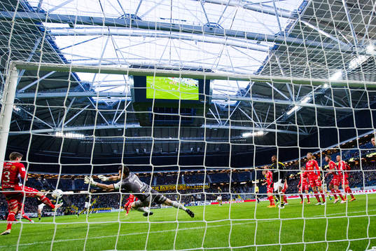Elfsborgs målvakt Kevin Stuhr Ellegaard släpper en retur