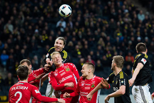 s Nils-Eric Johansson i en nickduell mot Elfsborgs Per Frick