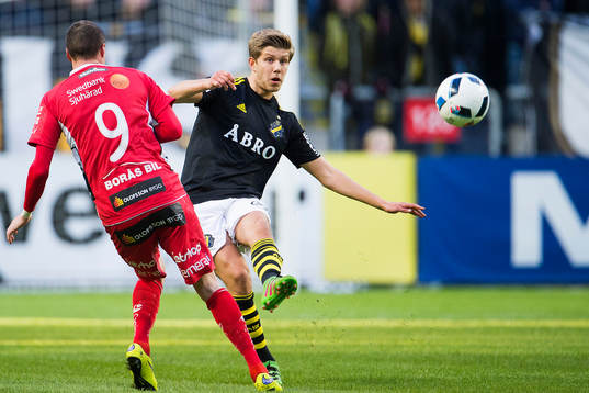s Johan Blomberg utmanar Elfsborgs Lasse Nilsson