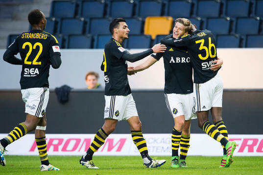 s Anton Jönsson Salétros (m) gör 2-1 och jublar med