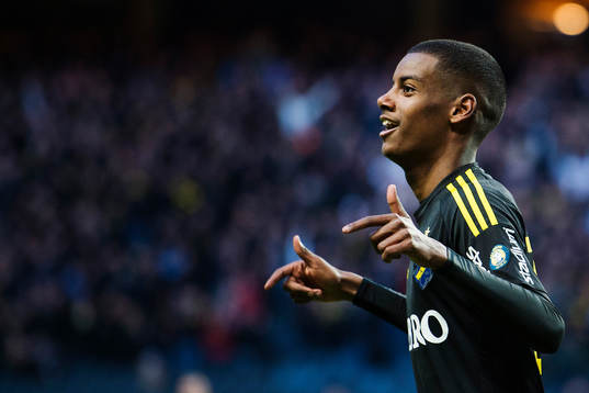 s Alexander Isak gör 1-0 och jublar