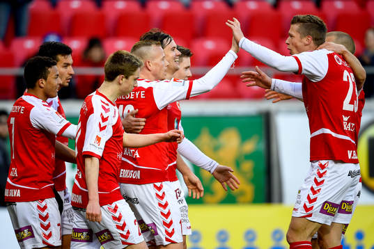 Kalmars Marcus Antonsson jublar och gör en high five med