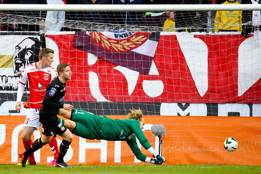 Helsingborgs Darijan Bojanić gör 1-1 bakom Kalmars
