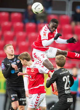 Kalmars Papa Alioune Diouf och Carl Johansson  i duell mot
