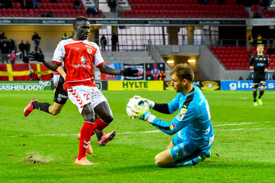 Kalmars Papa Alioune Diouf och Helsingborgs målvakt Tomer