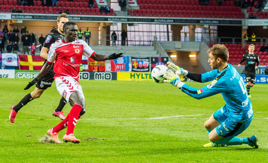 Kalmars Papa Alioune Diouf och Helsingborgs målvakt Tomer