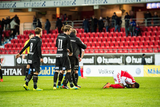 Helsingborgspelarna jublar medan Kalmars Lumala Abdu deppar