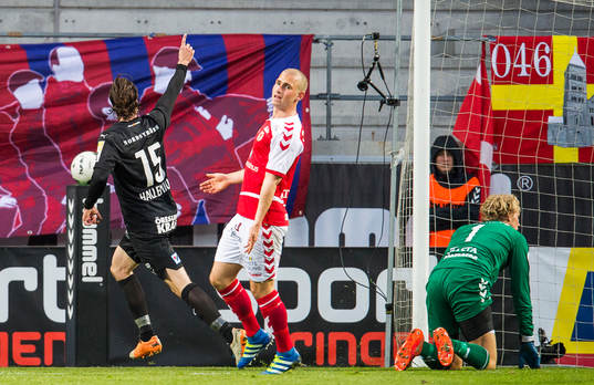 Helsingborgs Linus Hallenius jublar när han gör det