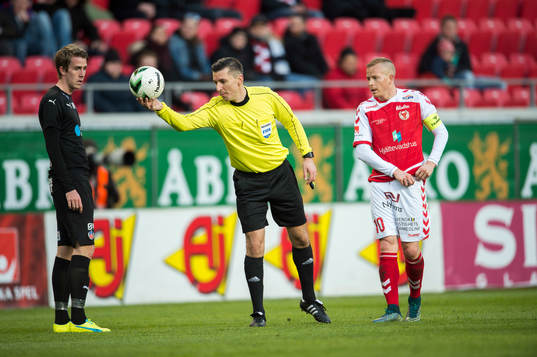 Domaren Bojan Pandzic samt Helsingborgs Adam Eriksson och
