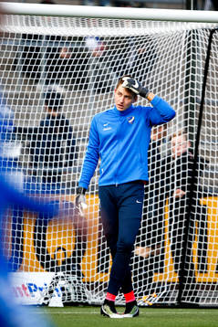 Norrköpings målvakt Andreas Vaikla värmer upp