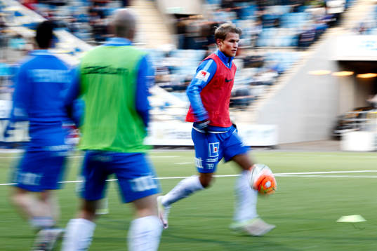 Norrköpings Sebastian Andersson värmer upp
