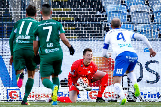Norrköpings målvakt Andreas Vaikla räddar