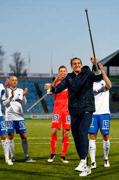 Norrköpings målvakt David Mitov Nilsson med kryckor
