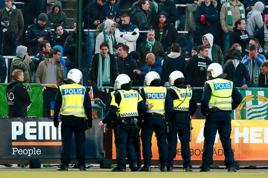 Hammarbys supporters och poliser