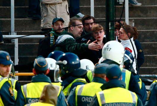 Hammarbys supporters och poliser