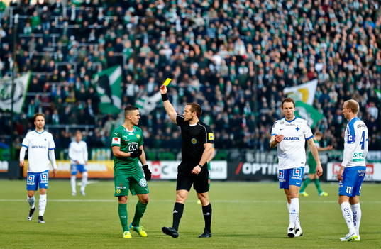 Hammarbys Alexssander Medeiros de Azeredo får gult kort av