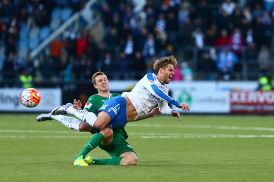 Norrköpings Christoffer Nyman ramlar över Hammarbyspelare