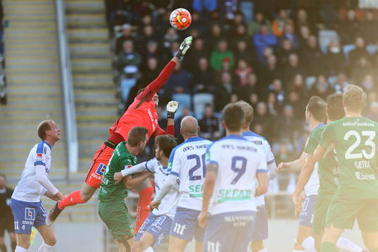 Norrköpings målvakt Andreas Vaikla räddar