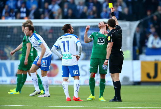 Hammarbys Philip Haglund  får gult kort