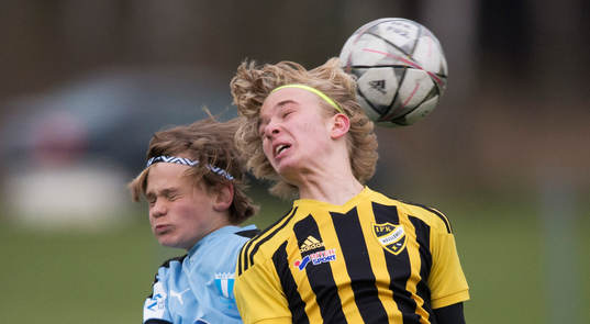 IFK Hässleholms Victor Holmberg nickduellerar i matchen i
