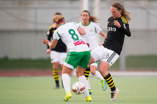 s Emelie Johansson och Hammarbys Frida Sjöberg i kamp om