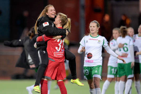 Hammarbys Cathrine Dahlström och målvakt Lina Ringshamre