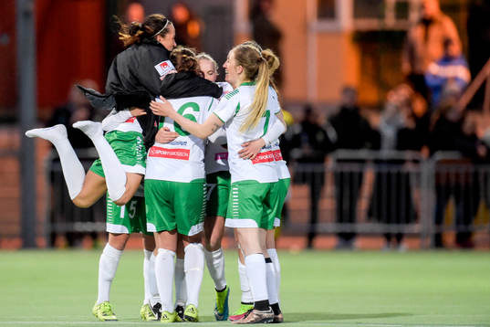 Hammarbys spelare jublar