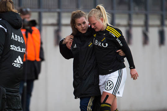 s Linda Augustsson kliver av planen skadad