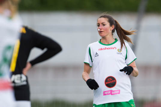 Hammarbys Madeleine Tegström blöder näsblod