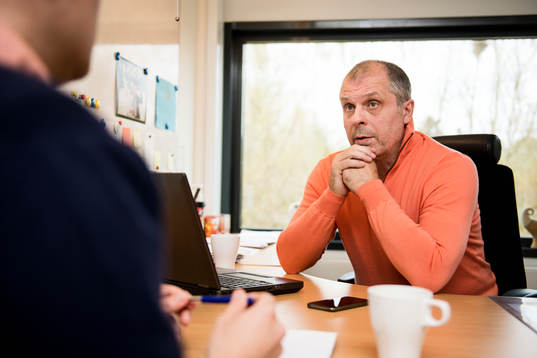Rögles sportchef Anders "Masken" Carlsson på sitt kontor