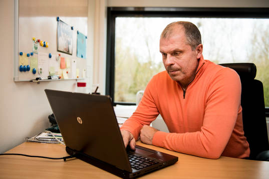 Rögles sportchef Anders "Masken" Carlsson på sitt kontor